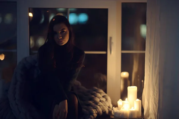 Κορίτσι Που Κάθεται Μια Κουβέρτα Στο Παράθυρο Κεριά Νύχτα Μοναξιά — Φωτογραφία Αρχείου