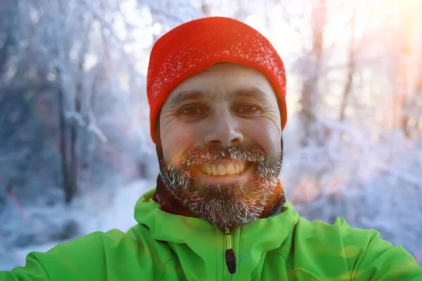 挪威斯堪的纳维亚 一个留着胡子的年轻人的肖像 冬季季节性的户外活动 — 图库照片