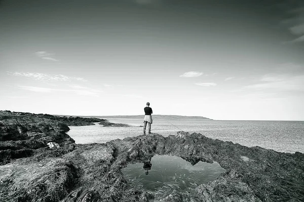 湖のそばにいる旅行者キャンペーンの男のシルエット活動 — ストック写真