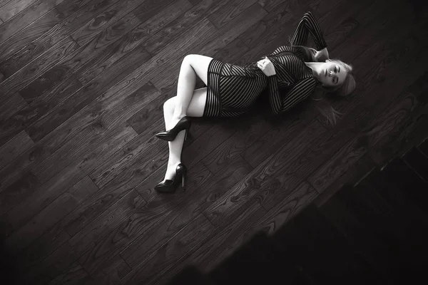 Seksi Model Parketin Ahşap Zemininde Yatıyor Erotik Bir Elbisenin Içinde — Stok fotoğraf