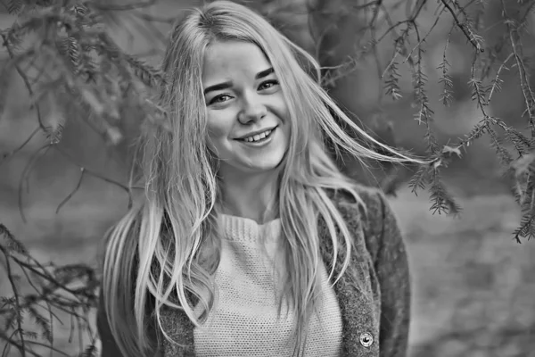 Natureza Loira Retrato Outono Bela Jovem Menina Adulta Com Cabelo — Fotografia de Stock