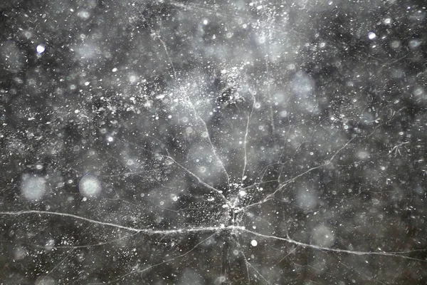 雪氷の背景抽象的な冬の背景氷の上の白い雪片の吹雪の背景 — ストック写真