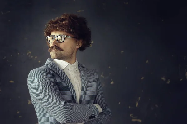 Mustascherad Man Klassisk Kostym Och Vintage Glasögon Lockigt Hipster Porträtt — Stockfoto