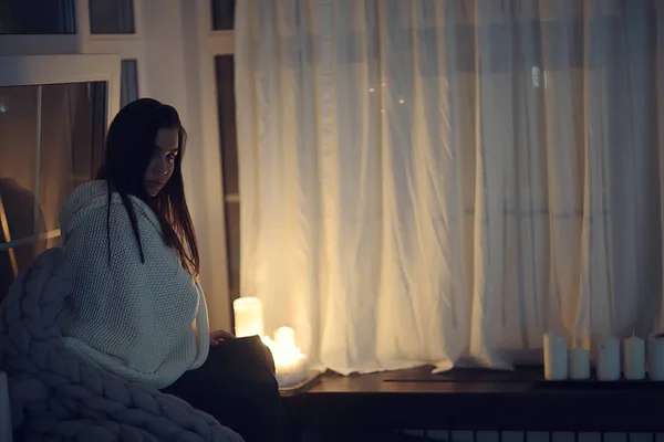 Pencerenin Önünde Battaniyede Oturan Kız Mumlar Gece Yalnızlık Genç Yalnız — Stok fotoğraf