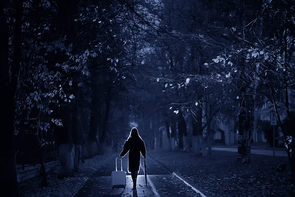 Noite Menina Está Andando Com Guarda Chuva Uma Mala Parque — Fotografia de Stock