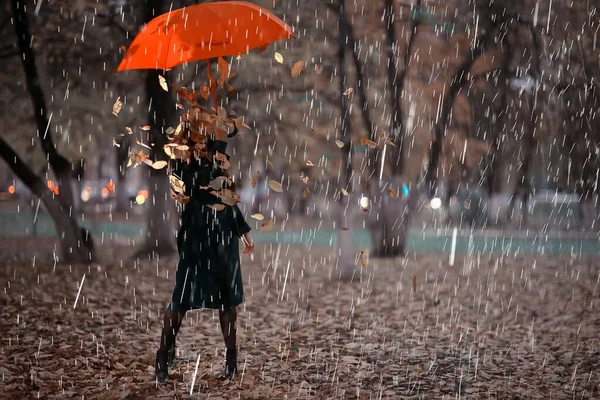 秋天的傍晚 女人拿着雨伞 十月在黑暗的城市公园里 年轻寂寞的模特儿拿着雨伞 — 图库照片