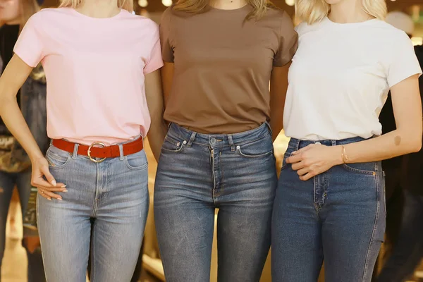 Grupa Dziewcząt Reklamie Wielokolorowych Shirtów Zespół Modelek Stylu Casual Show — Zdjęcie stockowe