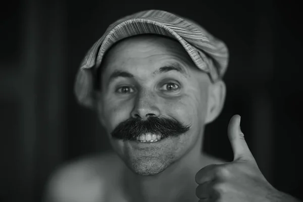 Glad Skallig Man Med Mustasch Porträtt Ung Man Leende Poserande — Stockfoto