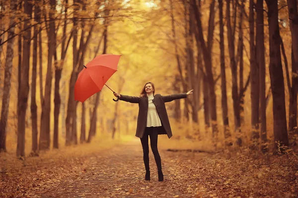 Giovane Donna Che Balla Parco Autunnale Con Ombrello Che Gira — Foto Stock