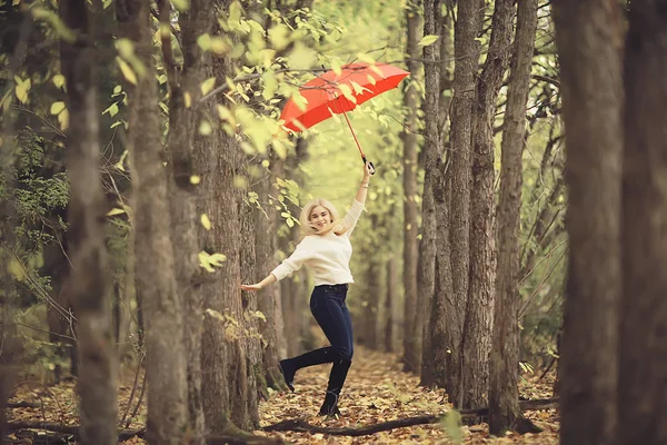 Chica Con Paraguas Rojo Volando Sobre Paraguas Saltando Divirtiéndose Paisaje — Foto de Stock