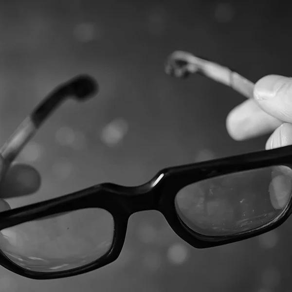 Gafas Concepto Visión Hombre Tiene Gafas Mano —  Fotos de Stock