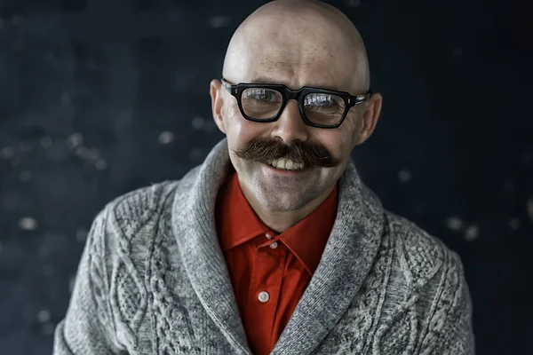 Glad Skallig Man Med Mustasch Porträtt Ung Man Leende Poserande — Stockfoto