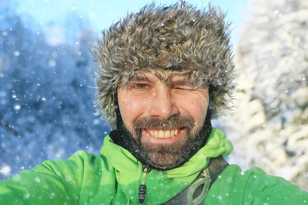 Activité Voyageur Hiver Homme Dans Chapeau Fourrure Avec Des Oreillettes — Photo