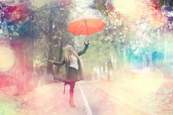 Look Automne Journée Ensoleillée Une Jeune Fille Avec Parapluie Promène — Photo