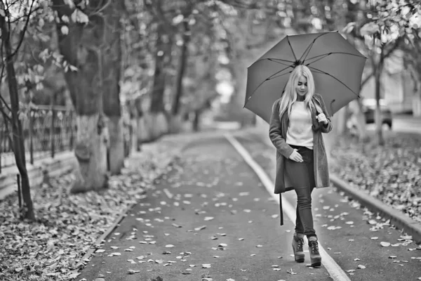 秋の公園に傘を差した少女10月の風景孤独な女が赤い傘を持って — ストック写真