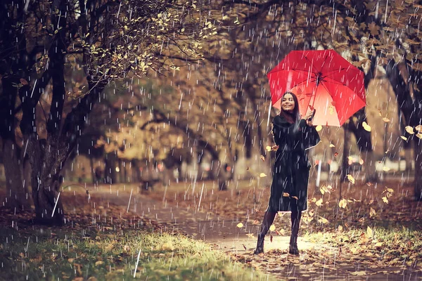 Herfst Avond Vrouw Houdt Paraplu Oktober Donker Stadspark Jong Eenzaam — Stockfoto