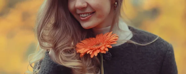 Podzimní Portrét Krásné Blondýny Jednou Květinou Model Představuje Pozitivní Úsměv — Stock fotografie