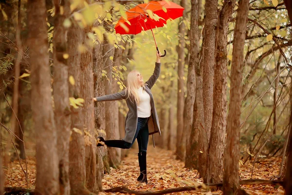 Menina Com Guarda Chuva Vermelho Voando Guarda Chuva Pulando Divertindo — Fotografia de Stock