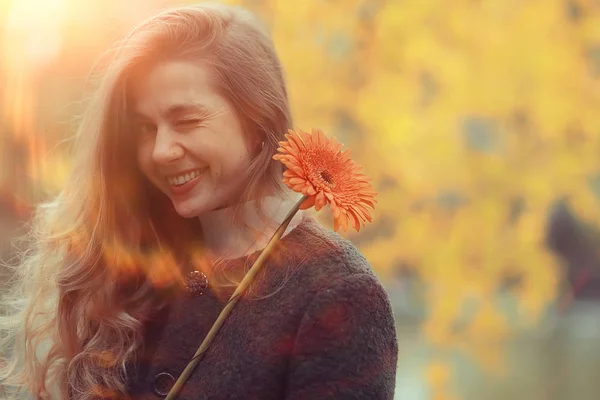 Outono Retrato Uma Bela Loira Com Uma Flor Modelo Apresenta — Fotografia de Stock