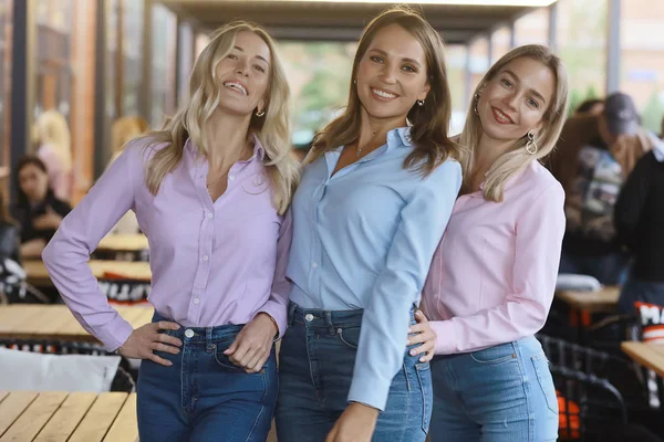 Trois Jeunes Femmes Amies Chemises Manches Longues Publicité Vestimentaire Chemises — Photo