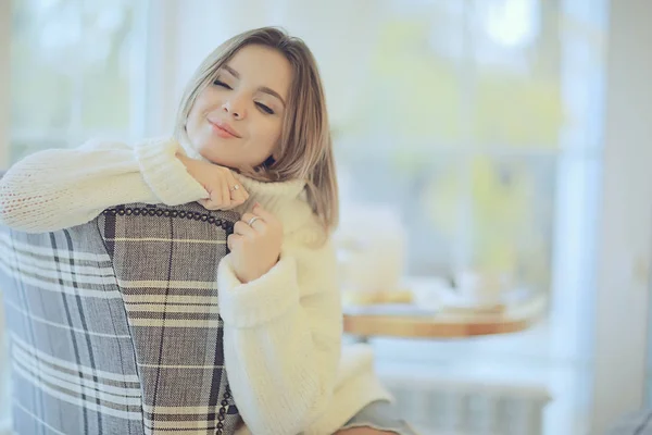 Desayuno Por Mañana Café Luminoso Retrato Acogedor Una Modelo Joven —  Fotos de Stock