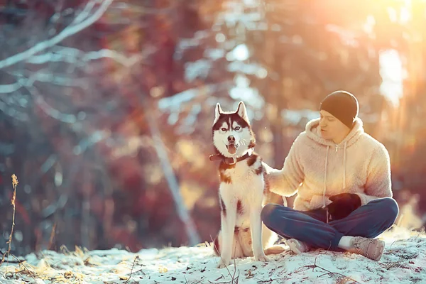 Mladý Muž Objímá Husky Psa Zimě Lese Muž Pes Objetí — Stock fotografie