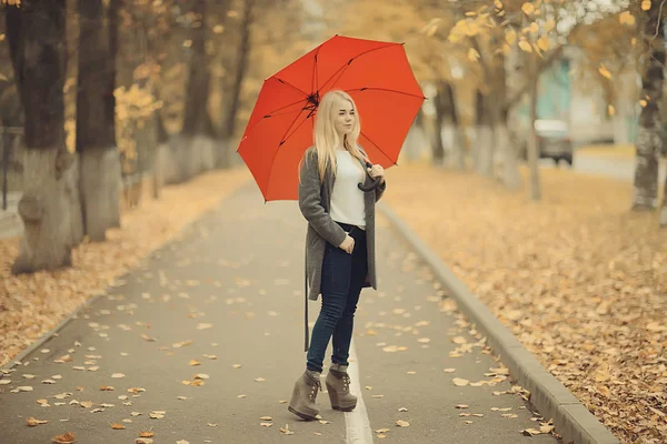 Fille Avec Parapluie Posant Dans Parc Automne Octobre Paysage Femme — Photo