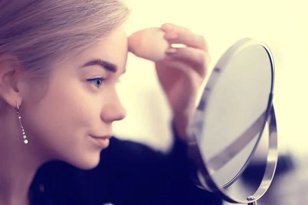 Maquillaje Una Hermosa Chica Sostiene Una Esponja Mano Aplica Maquillaje — Foto de Stock