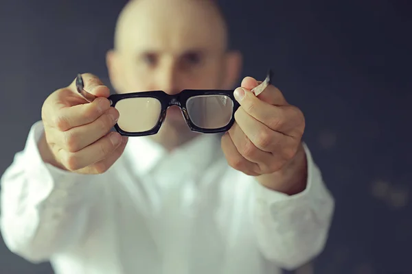 Medico Offre Occhiali Concetto Medicina Vista Uomo Tiene Fuori Gli — Foto Stock