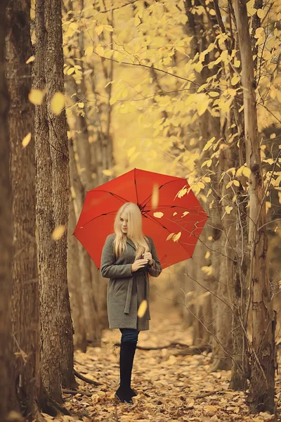 Şemsiyeli Kız Sonbahar Parkında Poz Veriyor Ekim Manzaralı Yalnız Kadın — Stok fotoğraf