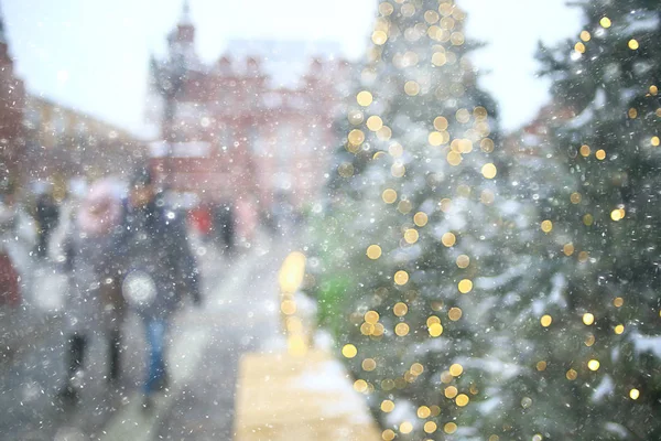 Rozmazané Pozadí Vánoční Strom Venku Zdobené Sněhové Pozadí Nový Rok — Stock fotografie