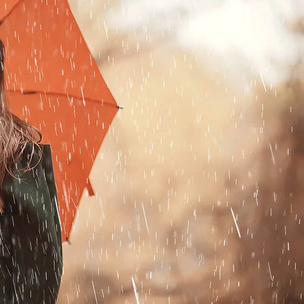 10月の雨の中を歩くと 秋の都市公園 秋の表情で赤い傘を持つ若い女性 — ストック写真