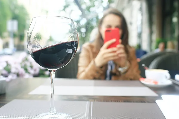 Mediterranes Restaurant Essen Wein Frau Straße Europäisches Café Glas Wein — Stockfoto