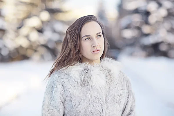 Menina Inverno Retrato Casaco Pele Fora Belo Casaco Pele Branco — Fotografia de Stock