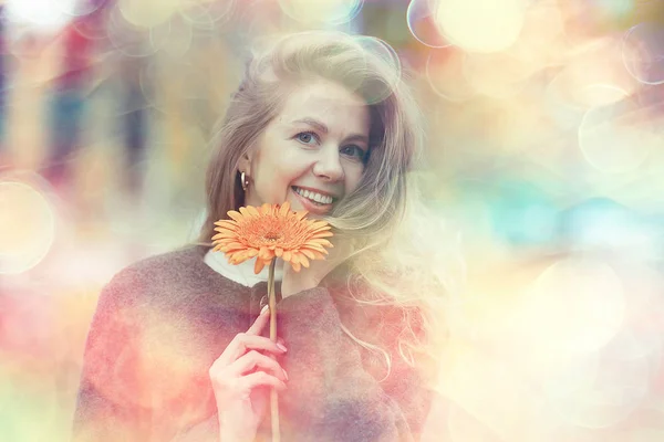 Outono Retrato Uma Bela Loira Com Uma Flor Modelo Apresenta — Fotografia de Stock