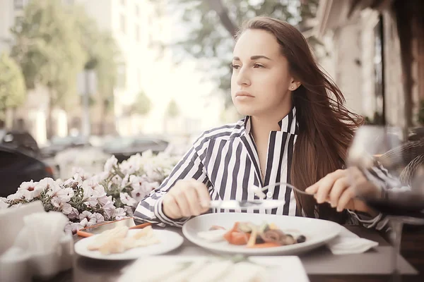 Dziewczyna Obiad Kawiarnia Stół Portret Piękna Brunetka Restauracji Wnętrze Zjada — Zdjęcie stockowe