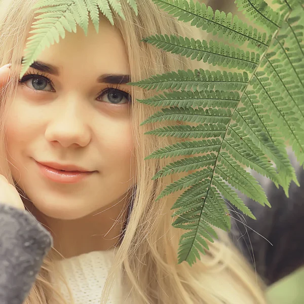 エココンセプトガールポートレートフェーン若い大人モデルブロンド顔に緑の葉 — ストック写真