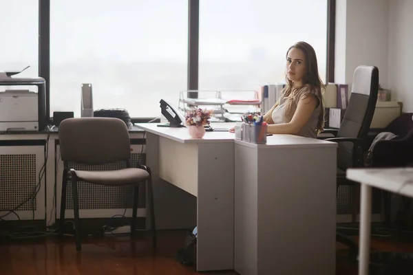 商务女性办公室 人参坐在桌旁的办公室 商业概念 — 图库照片