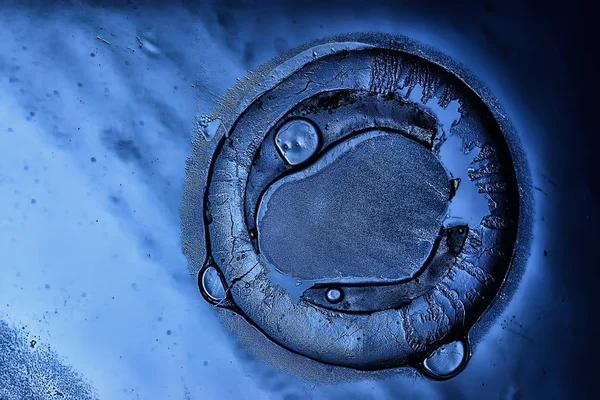 青い氷のガラスの背景ガラスに氷の表面の抽象的な質感凍った季節の水 — ストック写真