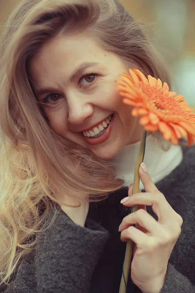 Осенний Портрет Красивой Блондинки Одним Цветком Модель Создает Положительную Улыбку — стоковое фото