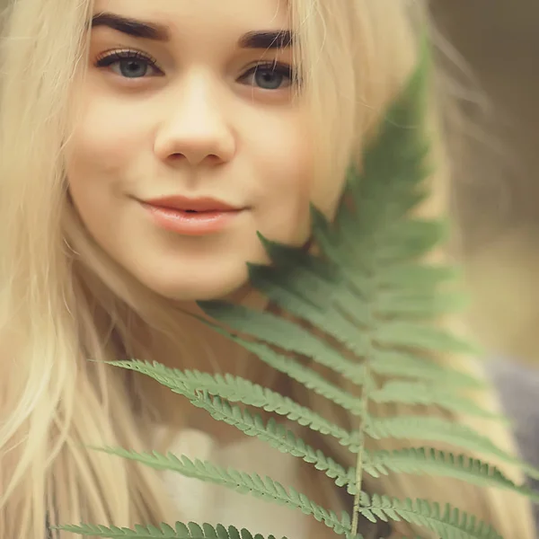 Eco Concept Girl Portrait Farn Junges Erwachsenes Model Blond Grünes — Stockfoto