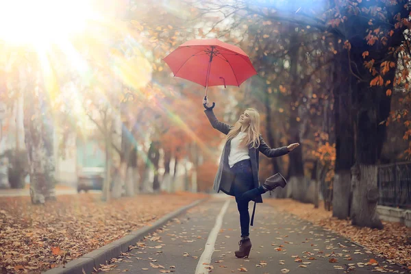 Outono Olhar Dia Ensolarado Uma Jovem Com Guarda Chuva Caminha — Fotografia de Stock