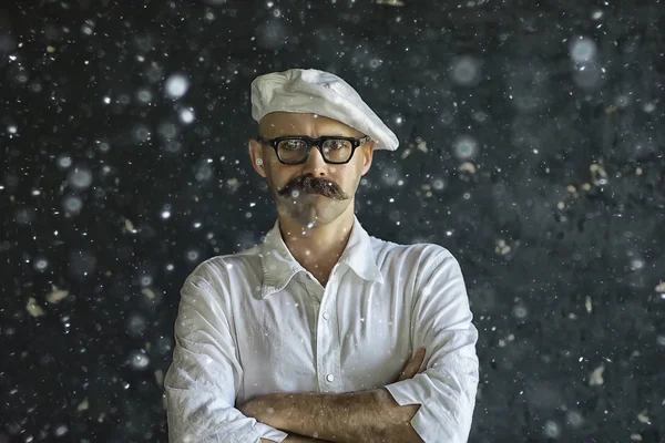 Zalim Bıyıklı Bir Aşçının Portresi Üniformalı Beyaz Şapkalı Gözlüklü Adam — Stok fotoğraf