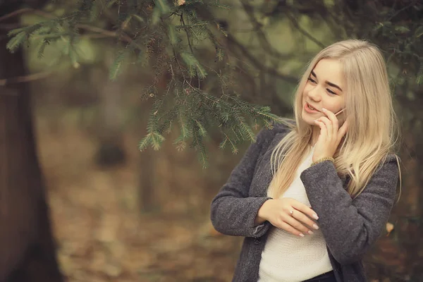 Blondynka Natura Portret Jesień Piękna Młoda Dziewczyna Długimi Włosami — Zdjęcie stockowe