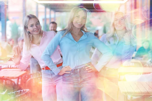 Группа Девушек Рекламе Разноцветных Футболок Команда Моделей Модном Показе Казуальный — стоковое фото