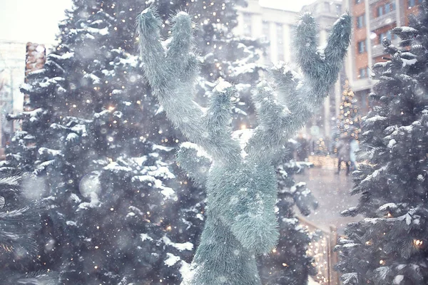 Verschwommener Hintergrund Weihnachtsbaum Draußen Dekorierter Schneehintergrund Neujahr — Stockfoto