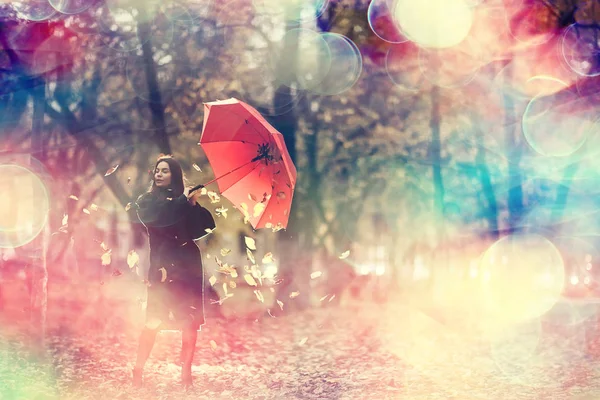Sonbahar Şemsiyeli Kız Parkta Ekim Ayında Yağmurda Yürür — Stok fotoğraf