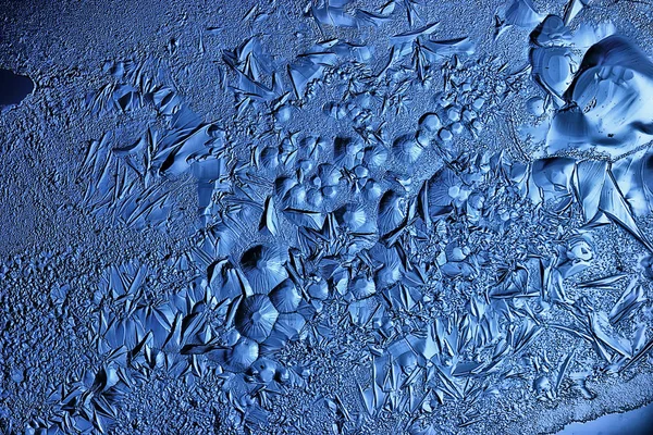 蓝色的冰晶背景 玻璃上冰面的抽象质感 冰冻的季节性水 — 图库照片