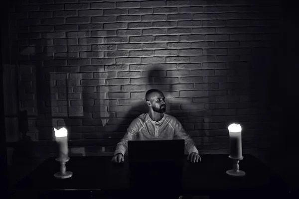 Magiczna Koncepcja Nocy Człowiek Przy Komputerze Strach Przed Internetem — Zdjęcie stockowe
