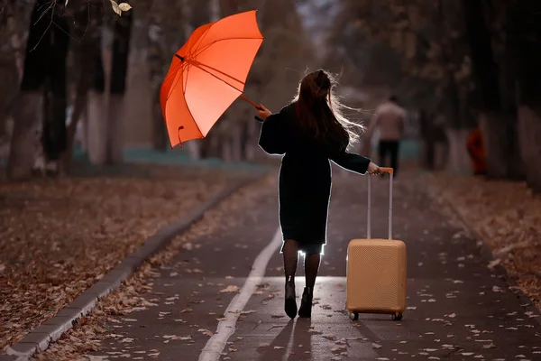 Noite Menina Está Andando Com Guarda Chuva Uma Mala Parque — Fotografia de Stock